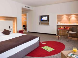 Tempat tidur dalam kamar di Mercure Hotel Stuttgart Airport Messe