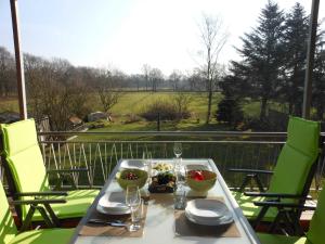 una mesa con 2 tazones de comida en el balcón en Ferienwohnung An der Eichenallee, 35200, en Hesel