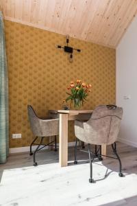 - une salle à manger avec une table et deux chaises dans l'établissement Appartementen Parkzicht, à Bergen aan Zee