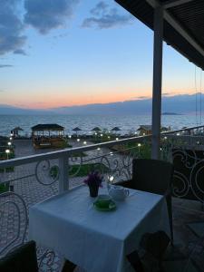 stół na balkonie z widokiem na ocean w obiekcie Инжу Алаколь w mieście Qabanbay