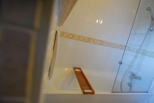 シャテルにあるMontbeliarde - Chalet avec jacuzzi - BO Immobilier- remises sur les forfaits de skis Châtel ou Portes du soleilのシャワーと排水口付きの浴槽を備えたバスルーム +8枚の写真