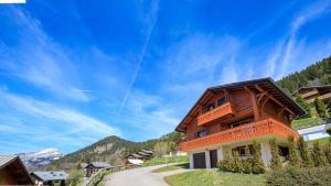 a house in the middle of a road at Les Montagnards - Chalet - BO Immobilier in Châtel