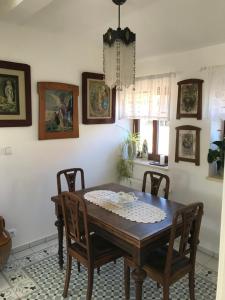 Posedenie v ubytovaní cottage with private swimming pool