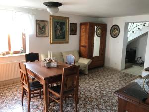 Posedenie v ubytovaní cottage with private swimming pool