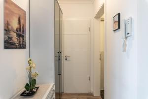 a pivot door in a hallway with a white wall at Residenz Am Meer in Börgerende-Rethwisch