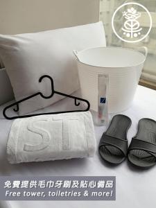 un portador de toallas y un termómetro y un tazón sobre una mesa en Su Taichung Hostel - Self-service Lodge, en Taichung
