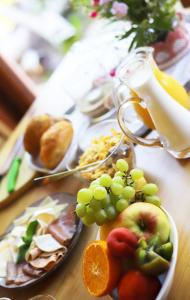 Ein Tisch voller Teller mit Speisen und Obst in der Unterkunft Vitaleum in Krölpa