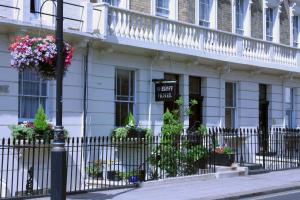 a building with flowers in front of a hotel at Sheriff Hotel in London +47 photos