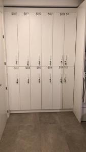 a row of lockers in a locker room at Globetrotter Hostel in León