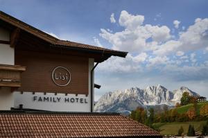 Nespecifikovaný výhled na hory nebo výhled na hory při pohledu z hotelu