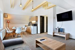Televízia a/alebo spoločenská miestnosť v ubytovaní Apartmany za Rohom + 37 fotografií