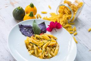 Makanan di atau berdekatan hotel
