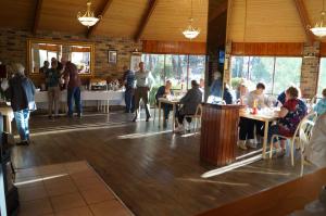 Magdala Motor Lodge & Lakeside Restaurant餐厅或其他用餐的地方