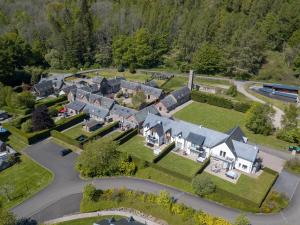 ケンモアにあるMains of Taymouth Country Estate 5* Housesの庭付きの家屋の空中風景