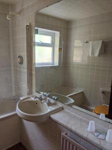 Ванная комната в Balmoral Lodge Hotel
