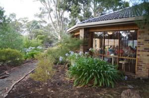 Magdala Motor Lodge & Lakeside Restaurant外面的花园
