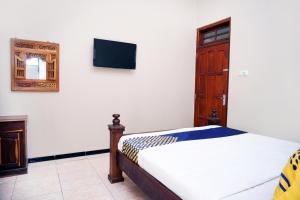 Łóżko lub łóżka w pokoju w obiekcie SPOT ON 2629 Duta Karimun