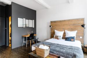 Giường trong phòng chung tại La Maison Gustave