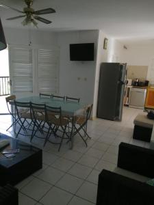 مطبخ أو مطبخ صغير في Rose phoenix appartement terrasse et piscine vue mer