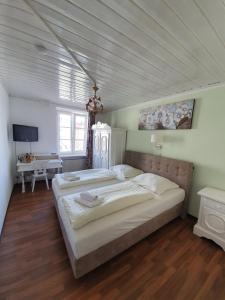ein Schlafzimmer mit 2 Betten und einem Schreibtisch. in der Unterkunft Pension Seibel in München