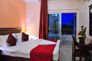 Postel nebo postele na pokoji v ubytování Al Qidra Hotel & Suites Aqaba