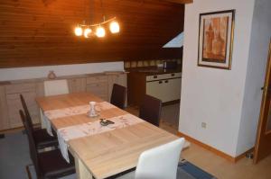 Ferienwohnung Stoiber في فراوناو: غرفة طعام مع طاولة ومطبخ