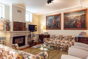 a living room with two couches and a fireplace at Quinta de Mourães Casa dos Rododendros in Lever