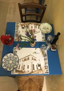 una mesa azul con una foto de una casa en Casa Mespilea en Pafos