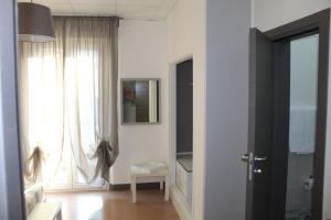 um quarto branco com uma porta e uma janela em Hotel La Ruota Dei Pavoni em Osimo