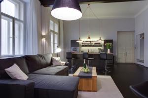 een woonkamer met een bank en een tafel bij BRIGHT Prague Havelská in Praag
