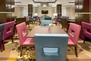 O zonă de relaxare la Holiday Inn Express Hotel & Suites Houston NW Beltway 8-West Road, an IHG Hotel