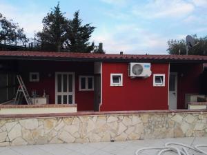 Το κτήριο όπου στεγάζεται  η παραθεριστική κατοικία