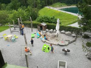 Επισκέπτες που μένουν στο Hotel Rhodannenberg AG