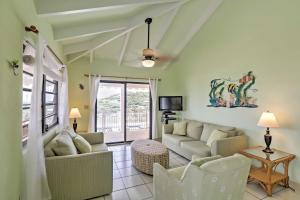 sala de estar con 2 sofás y TV en Breezy St Croix Bungalow with Pool and Ocean Views!, en Christiansted
