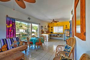 サユリタにあるSayulita Condo Walk to Beach, Plaza and Dining!のテーブルと椅子のあるリビングルーム