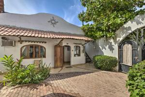 サユリタにあるSayulita Condo Walk to Beach, Plaza and Dining!の白い家