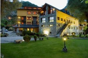 Vonkajšia záhrada v ubytovaní Hotel Restaurant Castellarnau