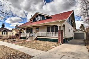 una casa con tetto rosso e vialetto di Laramie Home with Backyard Less Than 1 Mi to Univ of Wyoming a Laramie