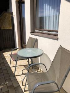 two chairs and a table and a table and chairs at Frühstückspension Eichberger in Pöls