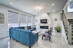 een woonkamer met een blauwe bank en een open haard bij Luxury Vancouver Home with Patio & Views of Downtown in Surrey