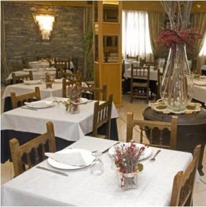 Reštaurácia alebo iné gastronomické zariadenie v ubytovaní Hotel Restaurant Castellarnau