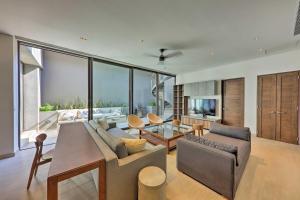 Upscale Cabo Condo with Jacuzzi, Above Puerto Paraiso 휴식 공간