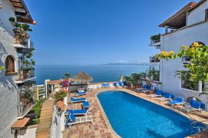 un hotel con piscina y el océano en el fondo en Puerto Vallarta Condo with Pool - Walk to La Playa!, en Puerto Vallarta