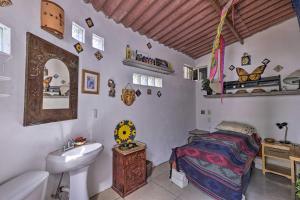 サユリタにあるTropical Sayulita Condo with Patio and Beach Access!のベッドと洗面台と鏡のある寝室 +25枚の写真