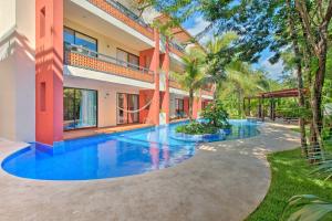Kolam renang di atau dekat dengan Resort-Style Condo 3 Miles to Historic Tulum Ruins
