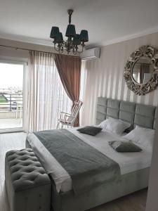 a bedroom with a large bed and a mirror at Complex Bavaro in Mamaia Sat/Năvodari
