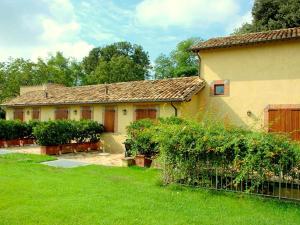 ein Haus in einem Garten mit grünem Rasen in der Unterkunft Belvilla by OYO Montecorneo Monolocale in Perugia