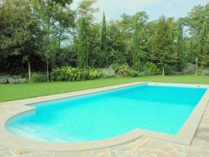 ein großer blauer Pool im Hof in der Unterkunft Belvilla by OYO Montecorneo Monolocale in Perugia