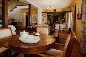 comedor con mesa de madera y sillas en Casa Rural Alcornocalejo en Monesterio
