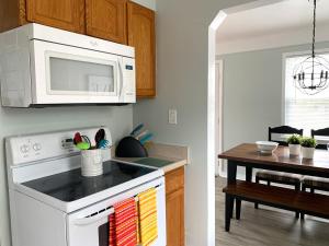 Η κουζίνα ή μικρή κουζίνα στο The Modern Stylish Gem Of Pontiac - 5 Min To GM